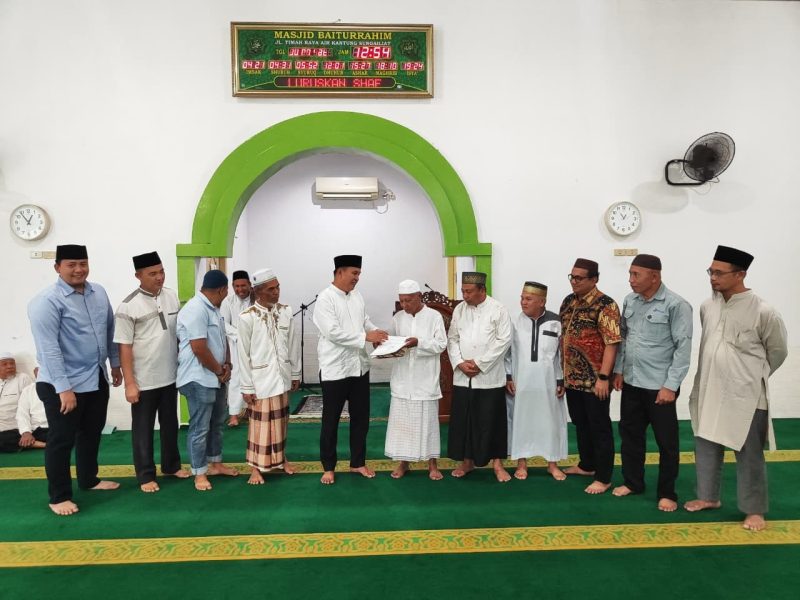PT TIMAH Tbk serahkan aset bangunan Masjid Baiturahim yang terletak di kawasan Air Kantung Kecamatan Sungailiat Kabupaten Bangka (Dok. PT Timah)