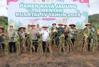 Gubernur Babel, Hidayat Arsani bersama Kapolda dan Forkompimda memanen jagung hibrida di SPN Lubuk Bunter. Foto : Ist/Biro Adpim Babel