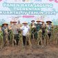 Gubernur Babel, Hidayat Arsani bersama Kapolda dan Forkompimda memanen jagung hibrida di SPN Lubuk Bunter. Foto : Ist/Biro Adpim Babel