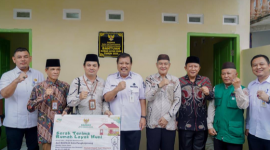 Penyerahan secara simbolis Rumah Layak Huni oleh Wali Kota Pangkalpinang, Prof Saparudin, pada Rabu (14/1/2026).