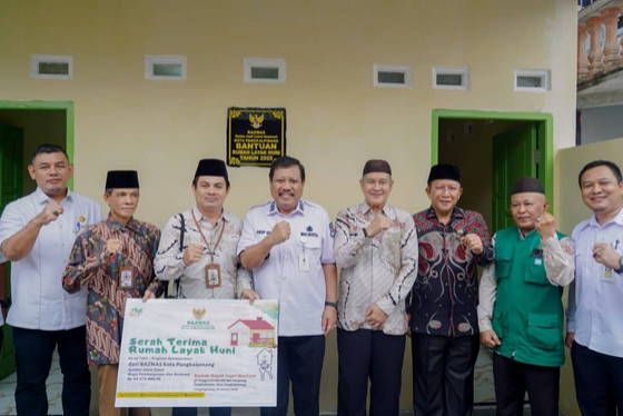 Penyerahan secara simbolis Rumah Layak Huni oleh Wali Kota Pangkalpinang, Prof Saparudin, pada Rabu (14/1/2026).