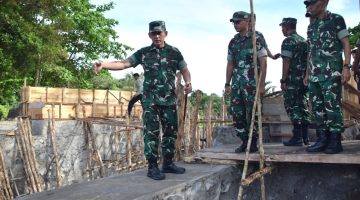 Pangdam II/Sriwijaya Tinjau Langsung Pembangunan Jembatan Akses Warga di Kampung Dul