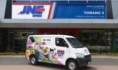 Sambut HUT ke-36, JNE Hadirkan Kolaborasi Eksklusif dengan Semangat Kreatif “Melesat Hebat”