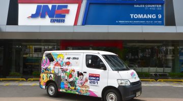 Sambut HUT ke-36, JNE Hadirkan Kolaborasi Eksklusif dengan Semangat Kreatif “Melesat Hebat”