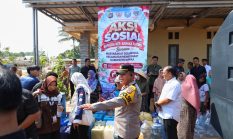 Kemarau Berkepanjangan, Polda Babel Salurkan 12 Ribu Liter Air Bersih di Desa Kemuja