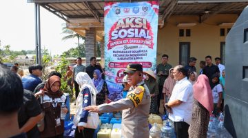 Kemarau Berkepanjangan, Polda Babel Salurkan 12 Ribu Liter Air Bersih di Desa Kemuja