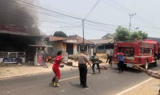 Aksi Cepat Polsek Taman Sari Amankan TKP dan Bantu Pengaturan Lalulintas Saat Kebakaran Bengkel di Pangkalpinang